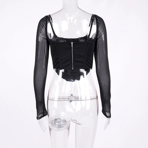 Dettaglio del corsetto nero con maniche in mesh e chiusura a zip sul retro