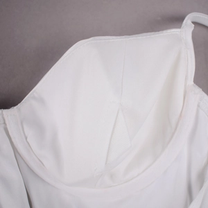 Détail de la doublure en maille respirante et poche pour coussinet sur robe blanche