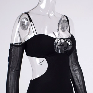 Robe moulante noire sexy avec découpes, lacets et manches en mesh transparent