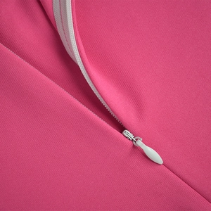 Gros plan sur la fermeture éclair invisible d'une robe en maille côtelée rose