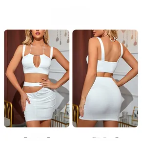 Dettaglio del set bianco a due pezzi con minigonna cut-out e top corto a lupetto