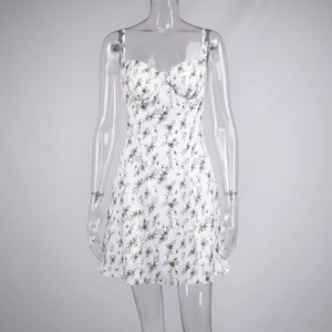 Détail de la robe d'été blanche à imprimé floral vert avec de fines bretelles