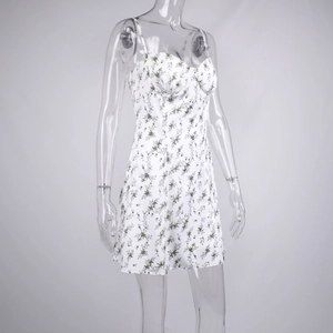 Détail de robe d'été à fleurs blanches avec fines bretelles et décolleté à bonnets