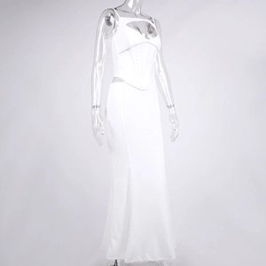 Détail d'un ensemble blanc deux pièces avec haut corset structuré et jupe sirène maxi