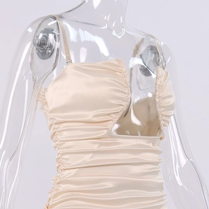 Detail des champagnerfarbenen Satin-Kleids mit gerafftem Stoff und U-Ausschnitt-Detail