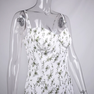 Détail de la robe à fleurs à fines bretelles avec imprimé vert et plis structurés