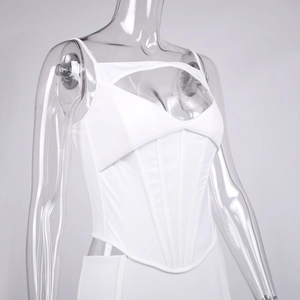 Détail d'un haut bustier blanc avec baleines et ourlet en V sur un mannequin transparent