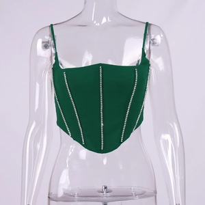 Détail du haut corset vert foncé orné de lignes verticales en strass argentés brillants