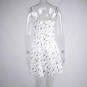 Détail du dos d'une robe d'été blanche à fleurs avec fines bretelles et zip invisible