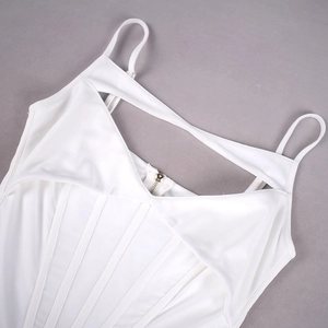 Détail d'une robe corset blanche avec surpiqûres baleines et fermeture éclair en métal