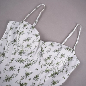Vue détaillée d'une robe d'été blanche à fleurs avec bretelles réglables et bustier