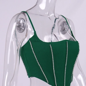 Détail du haut corset vert foncé avec strass argentés verticaux et structure à baleines