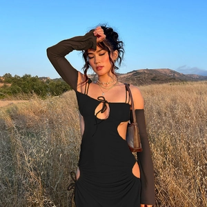 Robe courte noire sexy à manches longues avec découpes et détails de laçage chic
