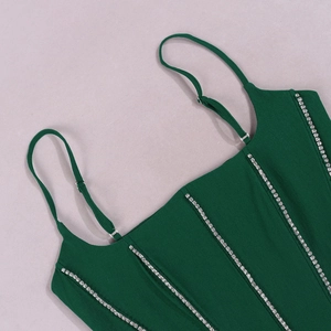 Détail du top corset vert foncé avec bandes verticales en strass et bretelles réglables