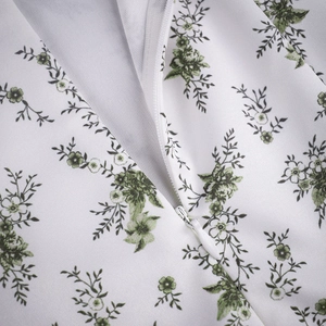 Détail de la fermeture éclair invisible sur la robe à fleurs blanches et vertes