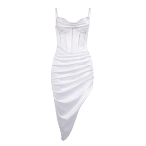 Robe corset en satin blanc avec fente froncée et ourlet asymétrique sur fond blanc pur