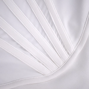 Détail macro du tissu en maille respirante et des baleines sur une robe sirène blanche