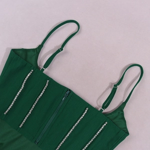 Détail du corset vert émeraude avec rayures en strass et fermeture éclair invisible au dos