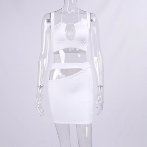 Dettaglio del set bianco a due pezzi con crop top a lupetto cut-out e minigonna abbinata