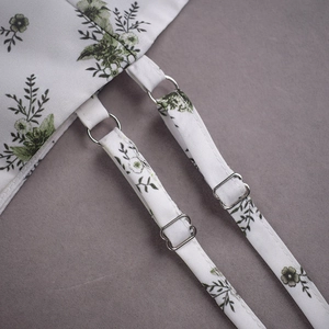 Détail de la boucle réglable et de la bretelle fleurie sur une robe d'été dos nu