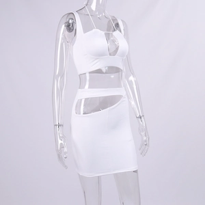 Dettaglio completo di set bianco due pezzi con top halter e minigonna cut-out