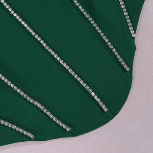 Détails des rayures en strass argentés sur le tissu du corset vert émeraude