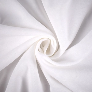 Vue détaillée du tissu en maille blanche douce avec un drapé élégant et soigné
