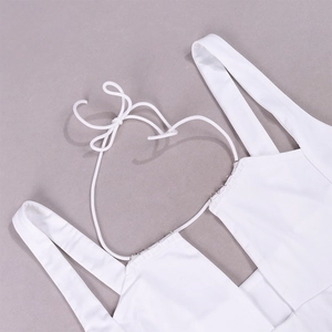Dettaglio del set gonna bianco con scollo all'americana, lacci e fibbia in metallo