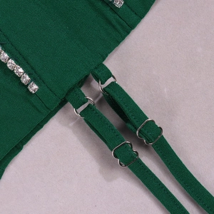 Détails des bretelles réglables et strass argentés sur un corset vert foncé