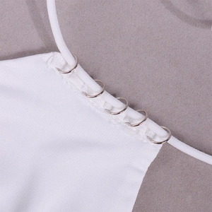 Dettaglio dell'abito bianco con anelli metallici argento e spalline elastiche