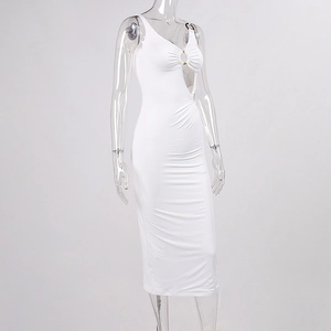 Detailansicht weißes Bodycon-Kleid mit tiefem V-Ausschnitt und goldenen Metallring-Details