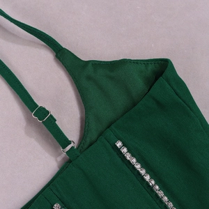 Détail du haut court vert foncé avec strass et fines bretelles réglables
