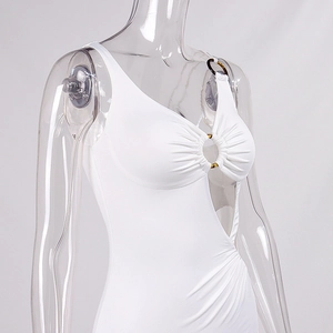 Elegantes weißes figurbetontes Partykleid mit Schildpatt-Harzringen und Cut-Out-Design