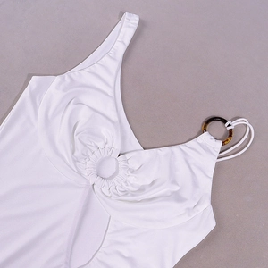 Detailansicht eines weißen Kleides mit Cut-out-Design, Ringverbinder und Schildpatt-Schnalle