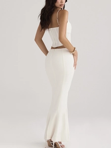 Ensemble blanc élégant deux pièces avec haut corset sans manches et jupe longue sirène