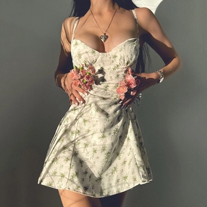 Robe d'été sexy trapèze à fleurs blanches avec dos nu et fines bretelles élégantes