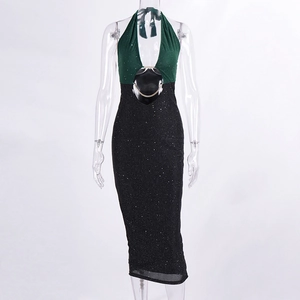 Détail de robe à paillettes dos nu avec licou, chaîne en métal et découpe poitrine