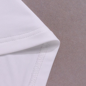 Makroaufnahme der weißen Strickkleid-Details mit Doppelnaht und feiner Stofftextur