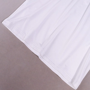 Detailansicht des doppelt genähten Saums an einem weißen eleganten Abendkleid