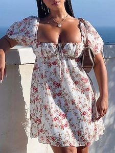 Floral mini dress with puff sleeves and square neckline for a summer seaside vacation look