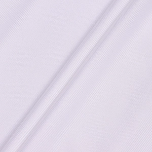 Detailansicht von weißem, atmungsaktivem Mesh-Gewebe mit feiner Textur und sanftem Glanz
