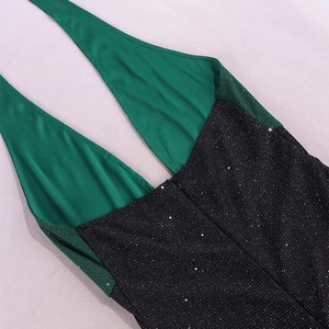 Détail d'une robe dos nu en satin vert avec tissu noir pailleté et fermeture