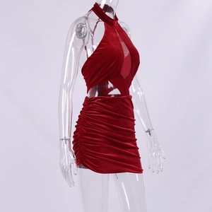 Détail macro de la robe en velours rouge foncé avec découpe taille et drapé froncé latéral
