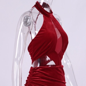 Détails d'une robe en velours rouge avec encolure licou et plis à la taille