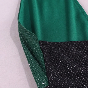 Gros plan sur le tissu à paillettes vert et noir avec des détails de couture précis