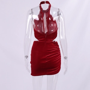 Détail de la mini robe en velours rouge avec dos nu et texture froncée latérale