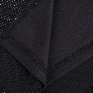 Gros plan sur le tissu pailleté scintillant avec coutures soignées et doublure noire