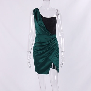 Détail de la mini-robe asymétrique en satin vert émeraude et sequins noirs à une épaule