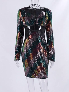 Détail de sequins et découpe à la taille sur une robe moulante festive à manches longues