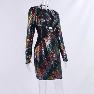 Détail des paillettes colorées et de la découpe en résille noire sur cette robe courte